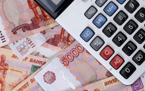 Депутаты ГД приняли в первом чтении ряд бюджетообразующих законопроектов, в их числе — об увеличении со следующего года минимального размера оплаты труда. 